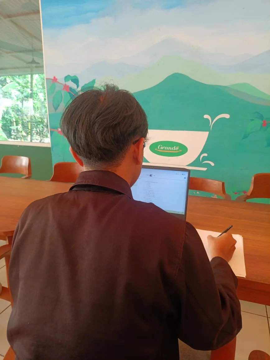 Posisi kamera yang salah: kamera berada tepat di belakang peserta sehingga wajah dan sebagian area kerja tidak terlihat.